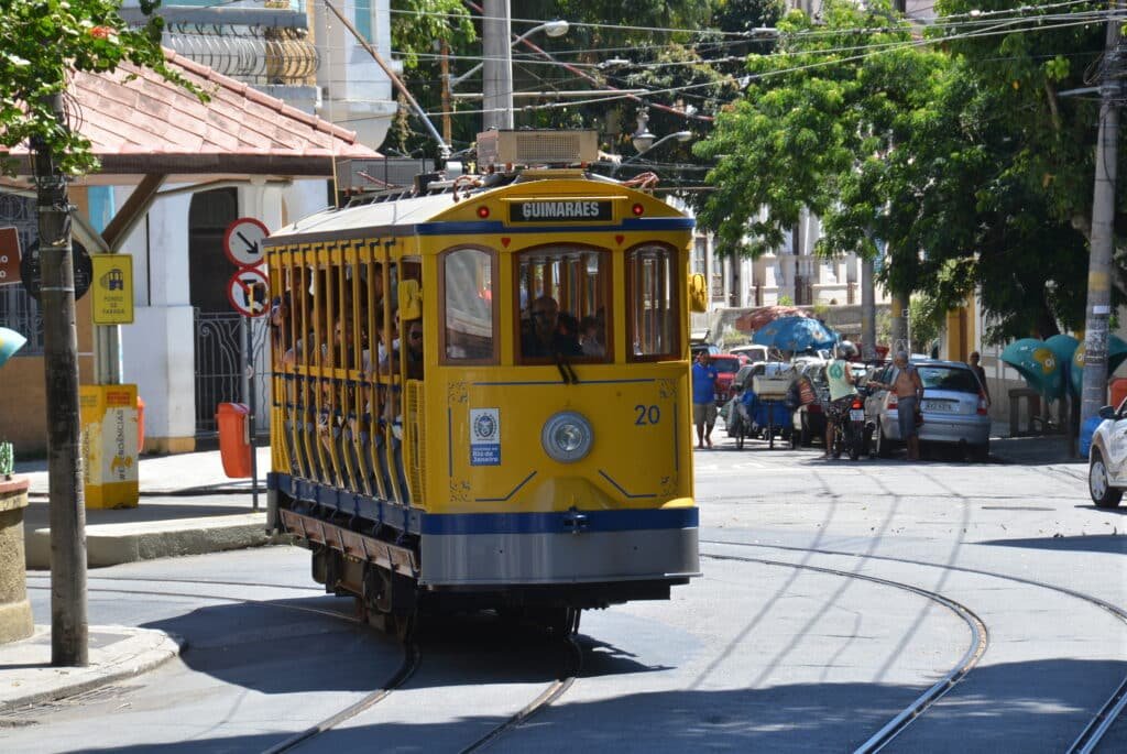 Bonde circulando no bairro de Santa Teresa, no Rio de Janeiro - Fotos: Divulgação