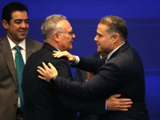 Renan Filho, novo ministro dos Transportes, encontra o pai Renan Calheiros, durante cerimônia de posse Foto: Wilton Junior/Estadão