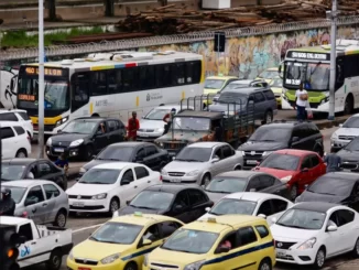 Ônibus parados no trânsito da Avenida Francisco Bicalho — Foto: Marcos Serra Lima/G1