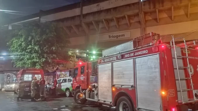 Equipe dos Bombeiros na estação do metrô de Triagem, na Zona Norte - Foto: Reprodução / Twitter