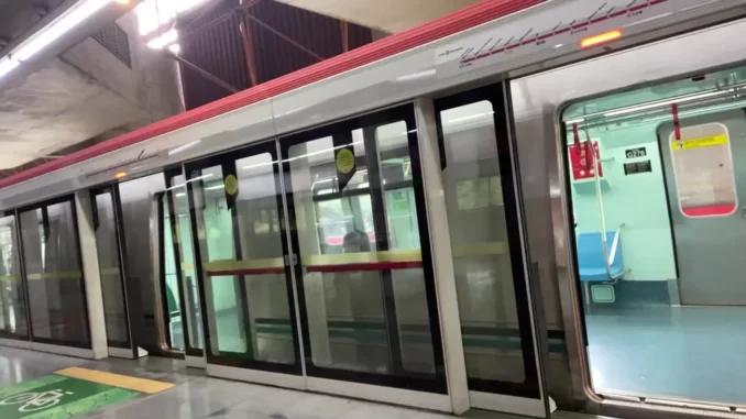 Porta de plataforma do Metrô de SP — Foto: Reprodução/TV Globo