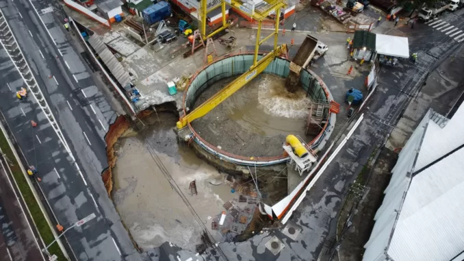 Imagem aéreas de drone mostra a cratera aberta em uma das pista da Marginal do Rio Tietê no sentido da Rodovia Ayrton Senna em 1º de fevereiro de 2022, depois do rompimento de galeria de esgoto que fez ceder o asfalto no canteiro de obras — Foto: MARCELO D. SANTS/FRAMEPHOTO/FRAMEPHOTO/ESTADÃO CONTEÚDO