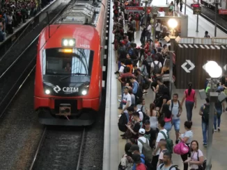 Movimentação na estação da Luz da CPTM — Foto: Willian Moreira/Futura Press/Estadão Conteúdo