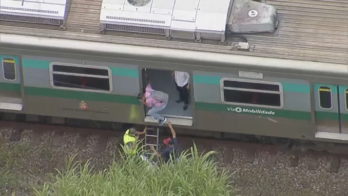 Passageiros são retirados de trem nesta segunda-feira (30), em SP — Foto: TV Globo