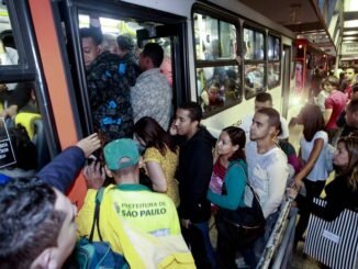 Passageiros tentam embarcar em ônibus lotado em São Paulo - Rubens Cavallari/Folhapress