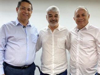 O senador Humberto Costa com o Crea e o Sindimetrô, em debate sobre o Metrô - FOTO: Matheus Rocha/Divulgação