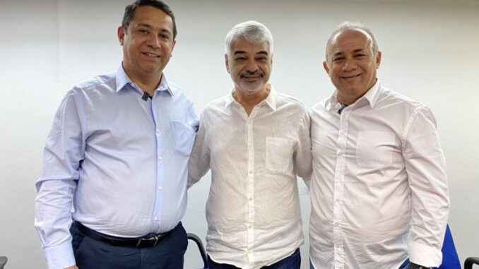 O senador Humberto Costa com o Crea e o Sindimetrô, em debate sobre o Metrô - FOTO: Matheus Rocha/Divulgação