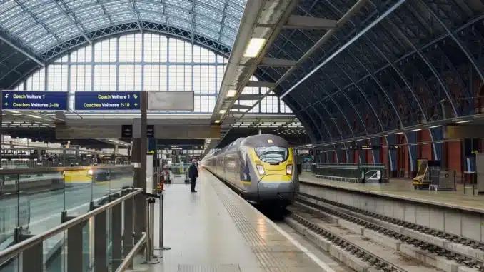 Um trem da linha Eurostar chega de Paris na estação de St. Pancras, em Londres - Foto: Suzie Howell/The New York Times