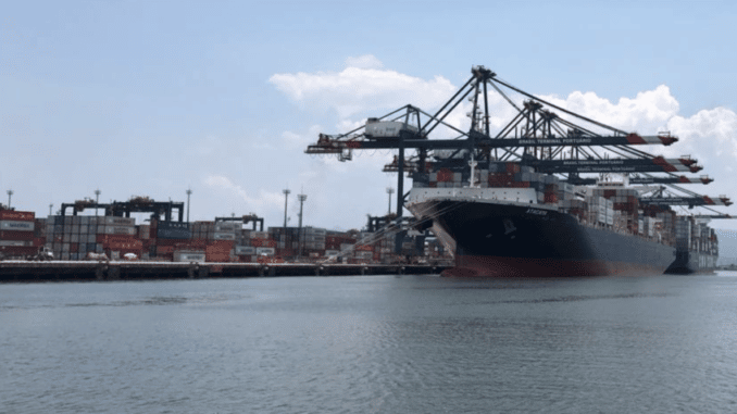 Porto de Santos pode atingir capacidade máxima de movimentação de contêiner em 8 anos se não abrir novas áreas, diz diretor da TIL. Na migam, o porto de Santos, localizado no litoral de São Paulo, o maior do país