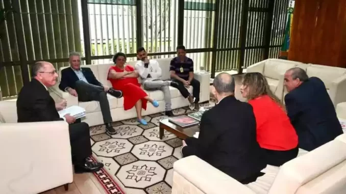 Membros do Sindimetro e parlamentares do PT mineiro em reunião com Geraldo Alckmin (foto: VPE- Kadu Gomes)