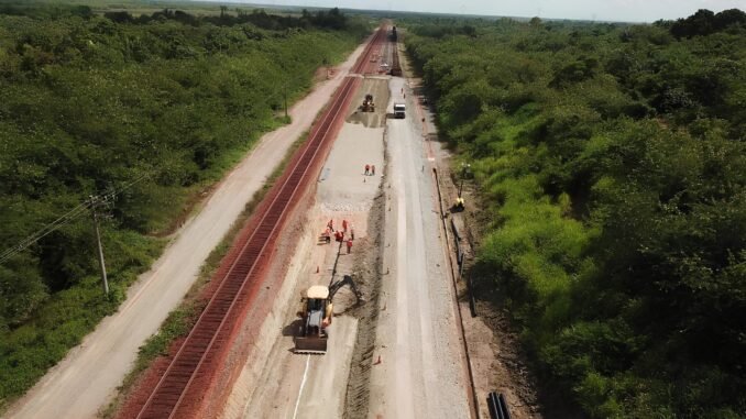 Prevenção de recalques no solo (execução de colchão drenante) realizada pela Engecom na Estrada de Ferro Carajás