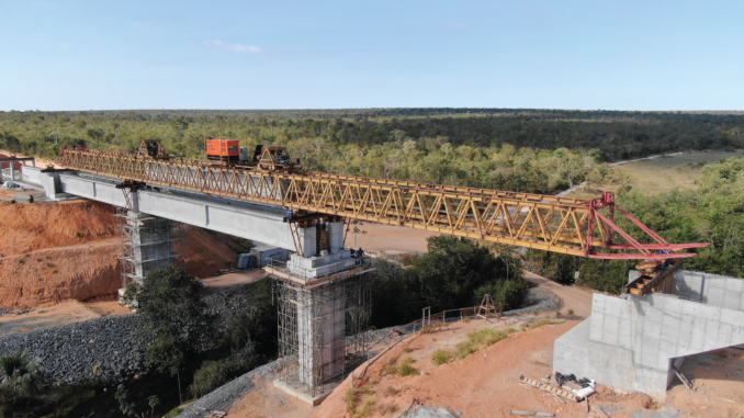 Pelicano atuando em obra na Ferrovia de Integração Oeste-Leste (FIOL) – Lote 7