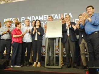 Autoridades durante momento simbólico do descerramento de placa, que marca o início da construção do ramal ferroviário da Arauco, em Inocência