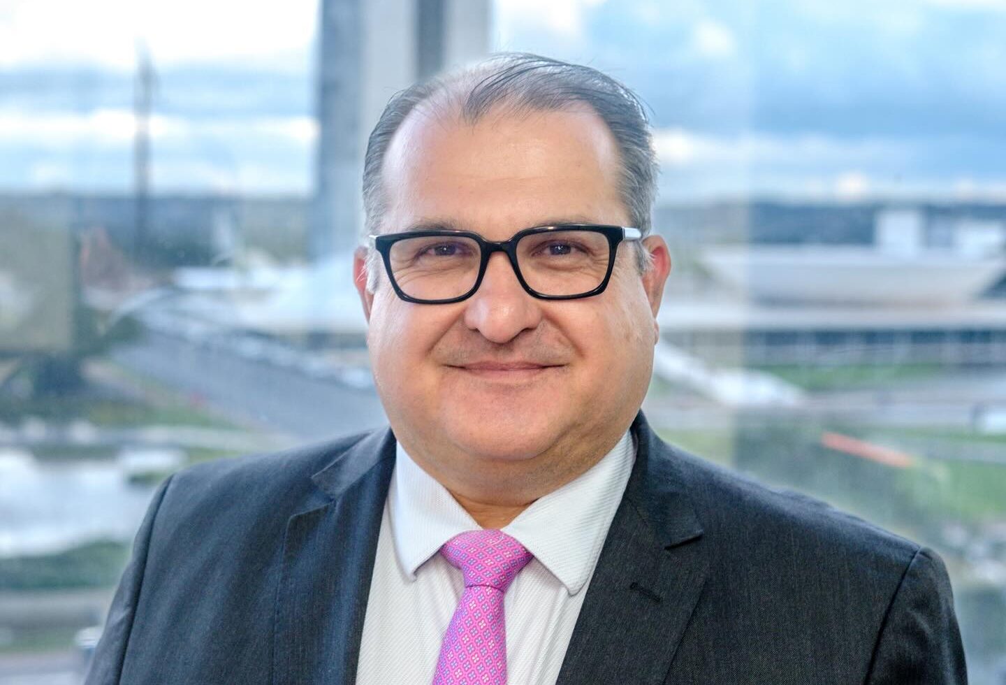 Compra e venda de carros usados poderá ser feita pelo aplicativo CNH do Brasil, anuncia ministro George Santoro assume Ministério dos Transportes em Brasília - Revista Ferroviária