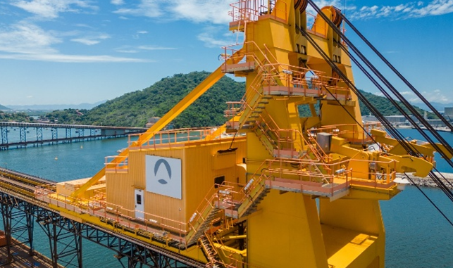 Com equipamentos de movimentação de cargas eletrificados, a adoção exclusiva de energia de fonte renovável foi a alternativa contribui para a redução das emissões do Porto Sudeste.